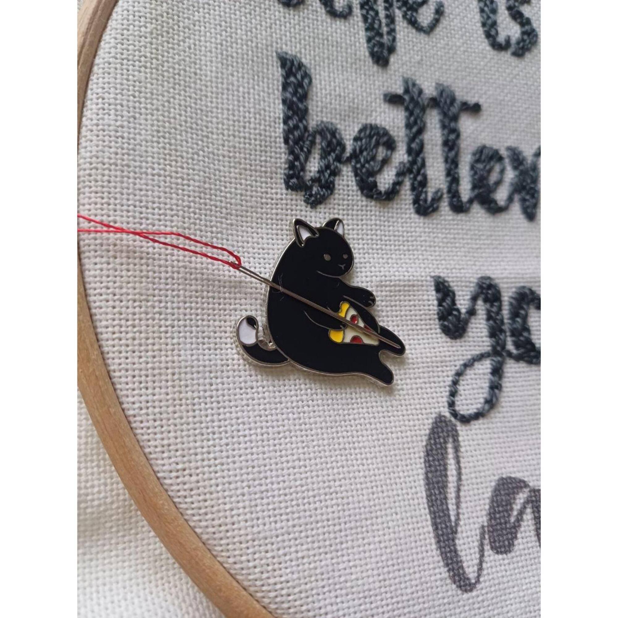 Wizardi 4/5" Cat with Pizza Magnetic Needle Minder